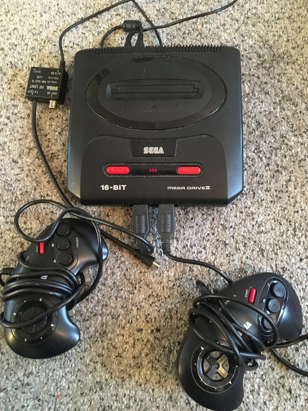 MEGA DRIVE 2 + 2 MANETTES ALIM NON OFF